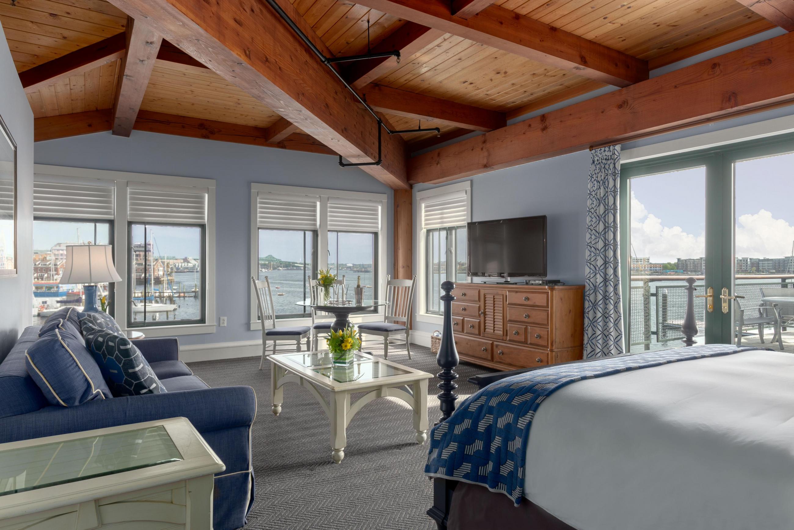 Deluxe King with Balcony, Harbor View Boston Yacht Haven